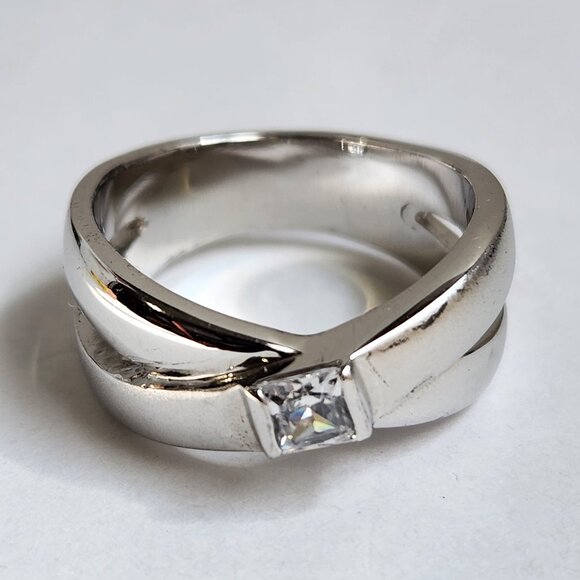 Vintage Estate Owned 18K GE Minimalist Ring Size 8 - Picture 2 of 11